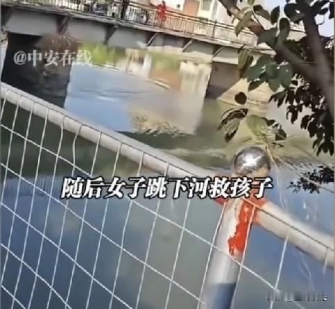 “枉为人父！”广东潮州，夫妻俩带孩子过桥，俩人边走边吵，男子抱起孩子扔进河里，
