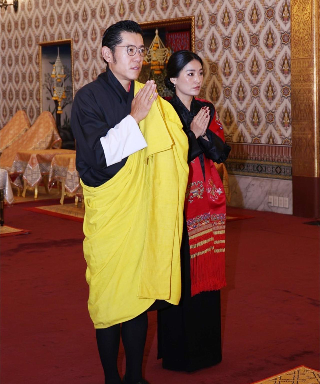 不丹国王夫妇现身泰国,祭拜诗丽吉太后10月29日上午10点,不丹国王吉格梅·凯