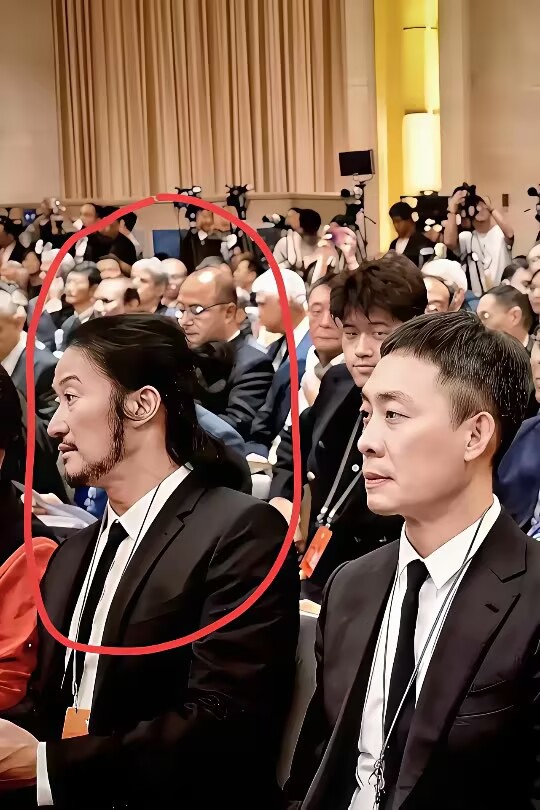 吴京现在也留上大胡子，扎上大辫子了，看起来跟西方那些导演的装扮一模一样。不过现