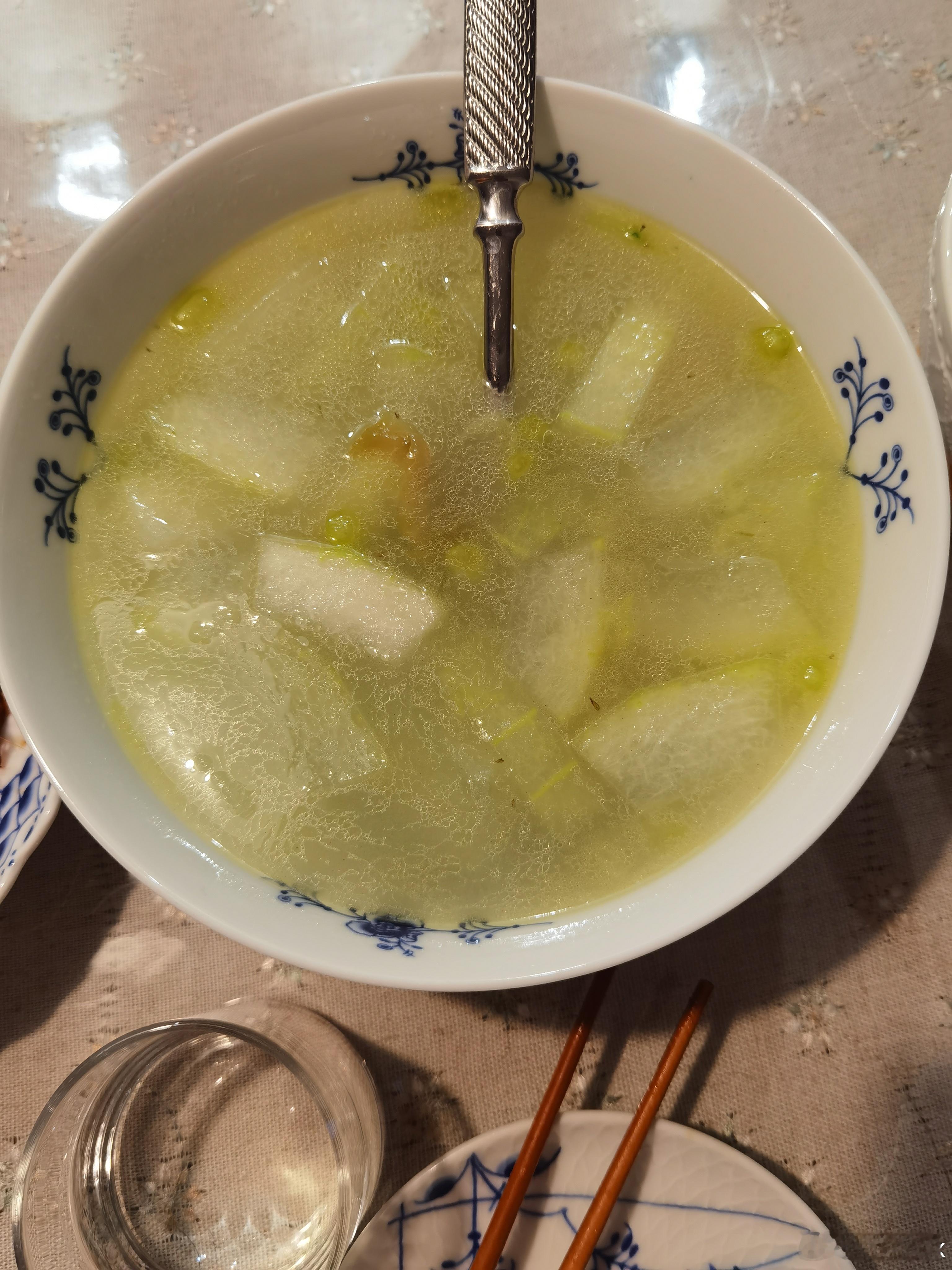 一个人的晚餐自己动手丰衣足食，三个小菜，有鱼，有虾，有肉，有蛋，一杯小酒舒舒服服