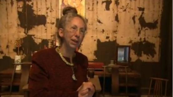 1993年，一美国女子到安徽游玩，听到家人正商量卖老宅，女子迫不及待地说：“1.