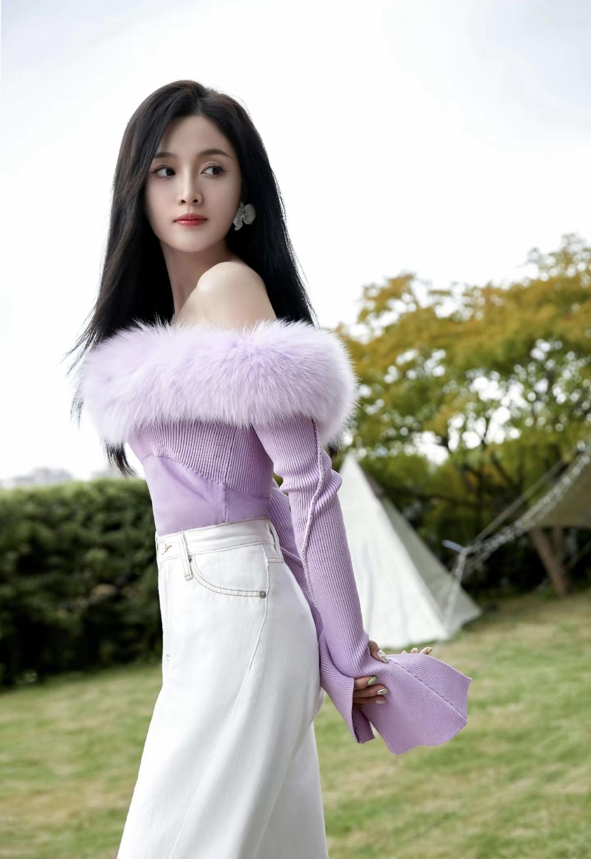  紫衣衬得眉眼更俏，白裤勾勒出利落线条，吴宣仪这组造型，甜飒平衡感直接拉满[加一