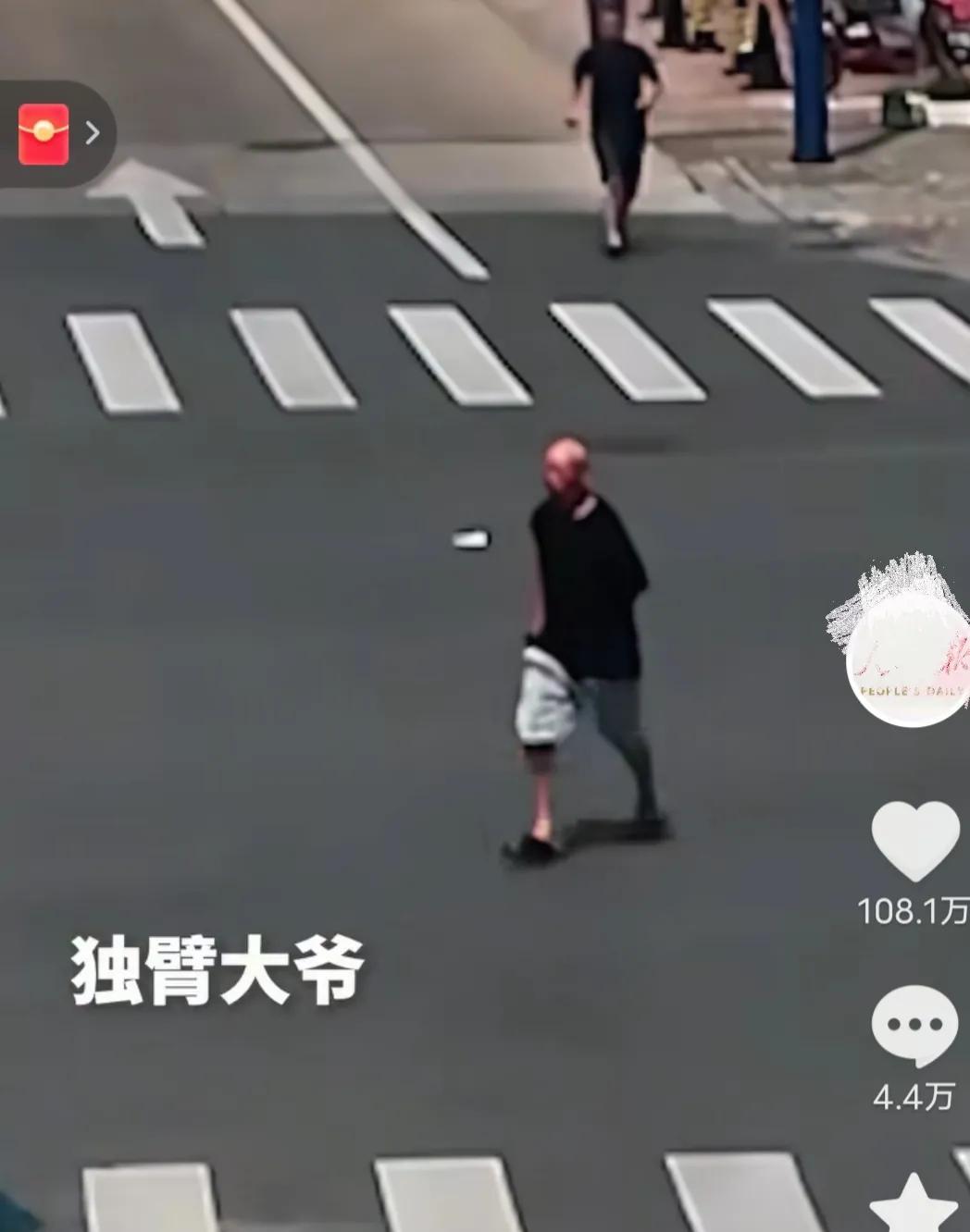 近日，江苏泰州，两车相撞，三人被压到了三轮车下。情况危险，人们从四面八方赶来救人
