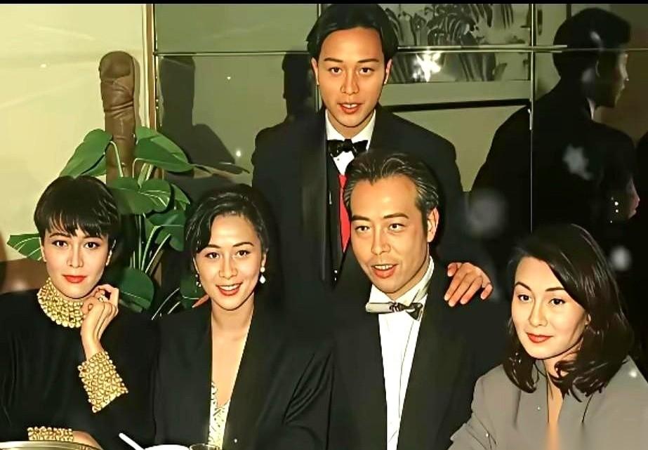 别老问她是谁了，先问问那把椅子有多重。能稳稳当当坐在陈凯歌边上的女人，你以为光