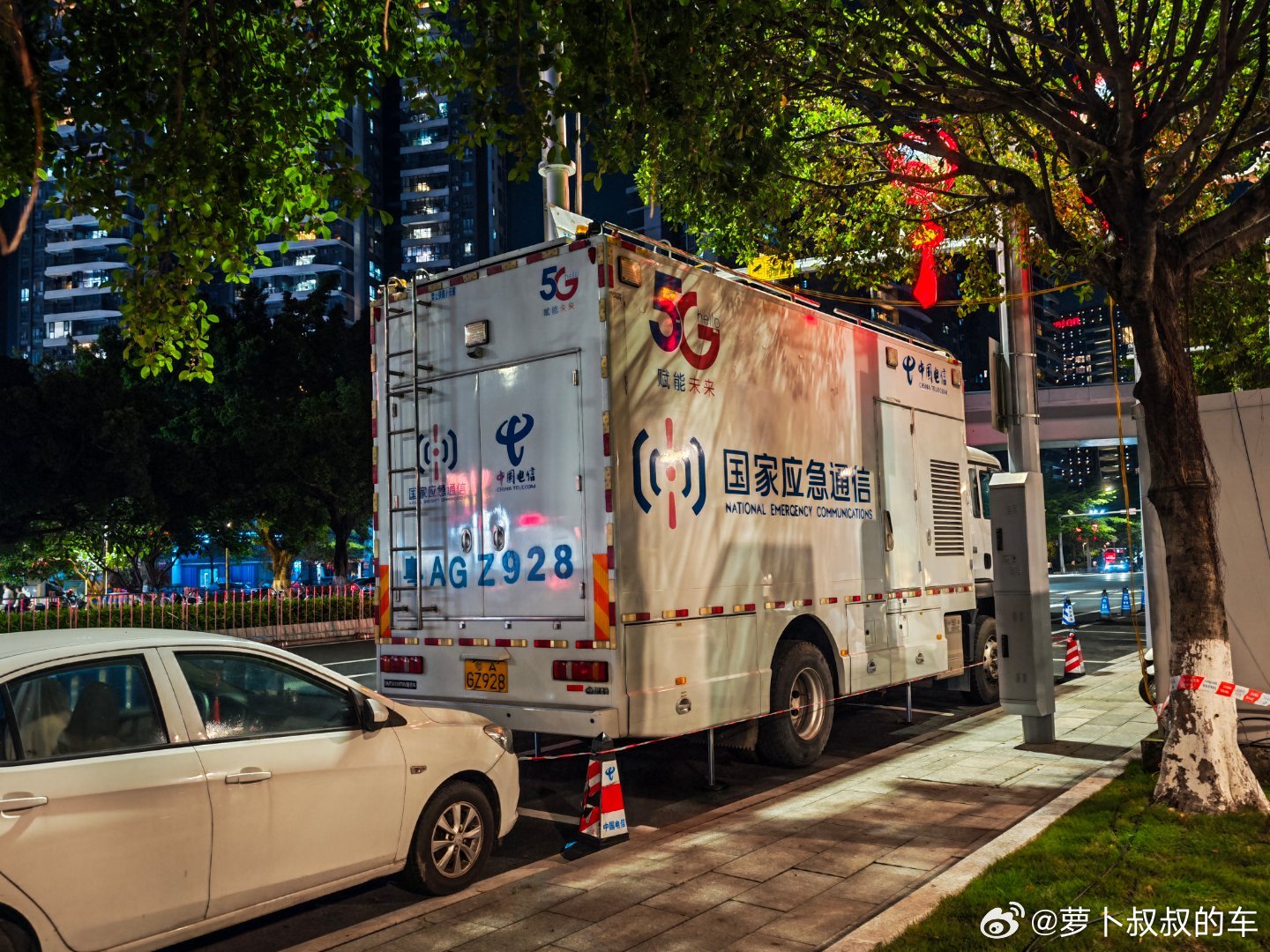一次看齐四大电信运营商的信号保障车，一看就是人流量高密集型活动，仔细看，中国移动