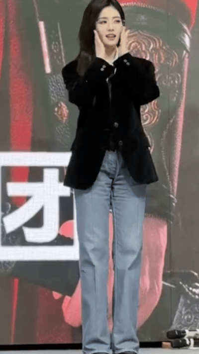 白鹿打方向盘老公姐这个呢？叫什么姐？