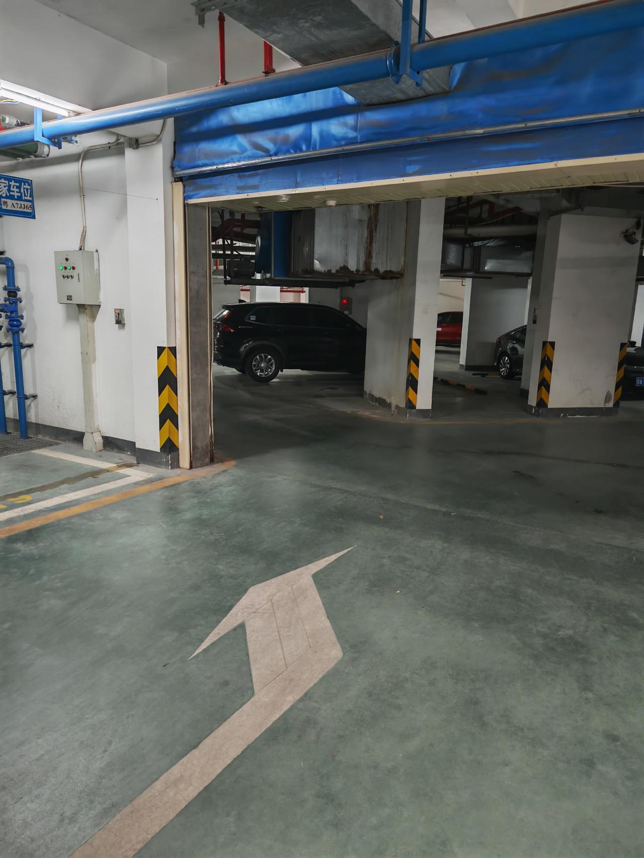 问界M8剐蹭了，开回去店里补漆[doge][捂脸哭]地下停车场直角转弯的地方，我一直