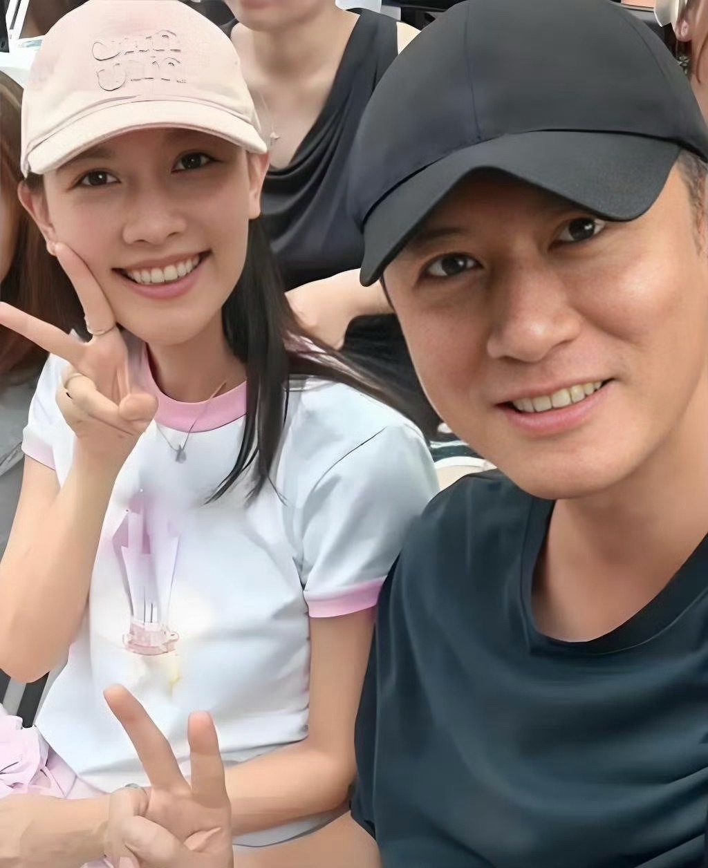 任重宣布孙骁骁二胎重庆网友最有发言权，隔三差五就能撞见任重蹲路边吃小面，或者扛着