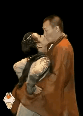 小青仰头吻上去，法海下意识闪躲，嘴上念着清规戒律：你没看见我身上的袈裟吗？一