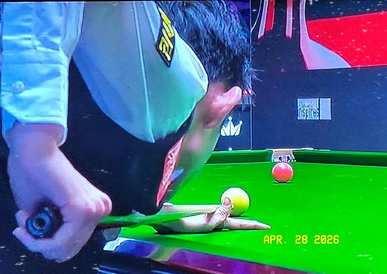 58-48，吴宜泽单局逆转，艰难拿下第2局。比分扳平1-1。这回是瓦菲尾盘连续