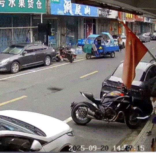 江苏苏州，一女子骑着电动车行驶在马路上时，突然从路边跑出一个小男孩，因情况突然女
