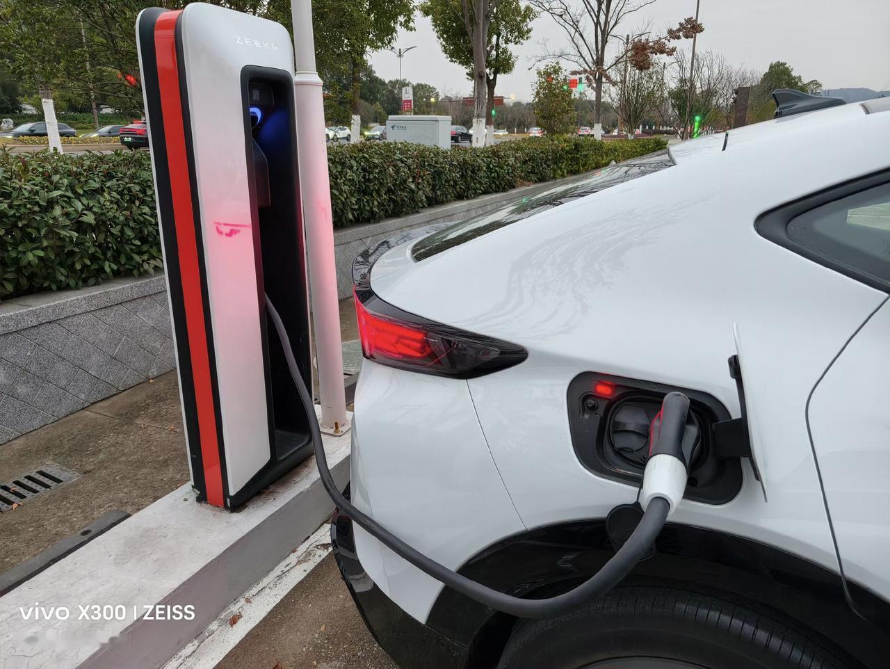 极氪充电桩的充电线真是太短了，每次想蹭一下极充站，只能把车侧着停，非常极限。为