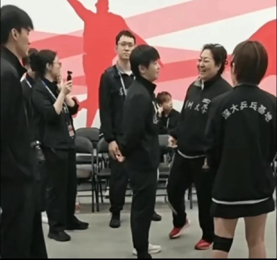 谁懂！莎莎自带“团宠+领导感”双buff救命！看这图被孙颖莎可爱到又笑