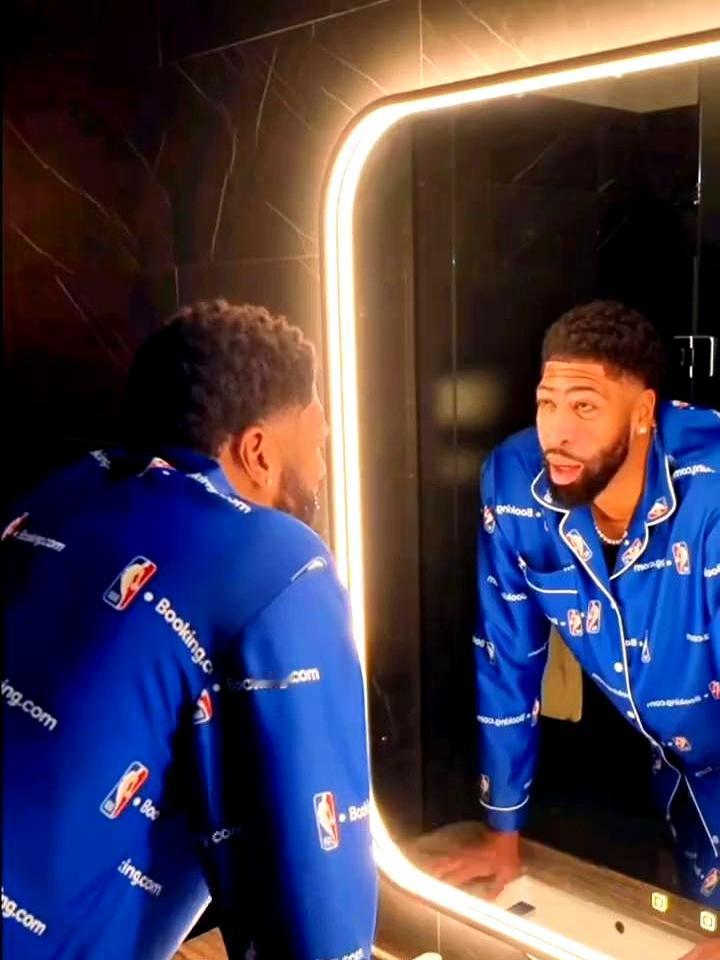 安东尼·戴维斯刚到独行侠，酒店门上就多了张小卡片。卡片上写着：我们爱德克