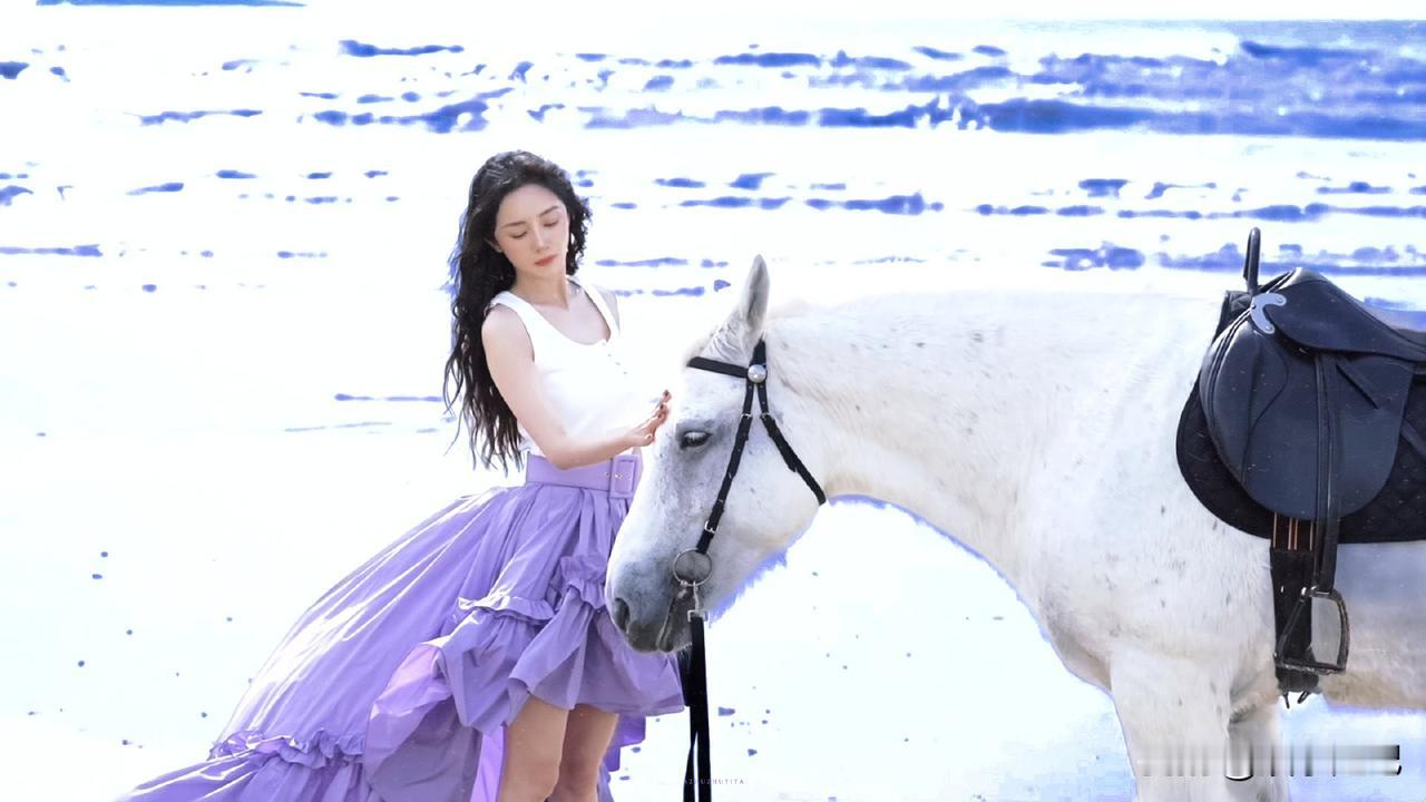 杨幂，骑白马走三关