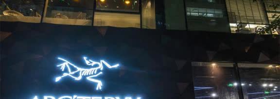 我问我老公：始祖鸟冲锋衣动不动上万，城里人咋还抢着买？我老公说：那两个加
