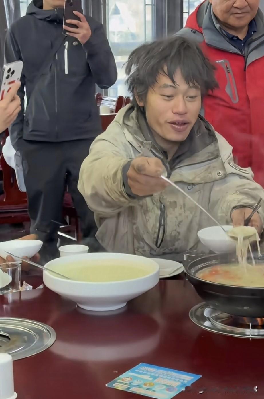 七星山饿狼干饭现场：这哪是吃饭，是跟锅抢命啊！刚蹲到七星山选手的干饭局——林