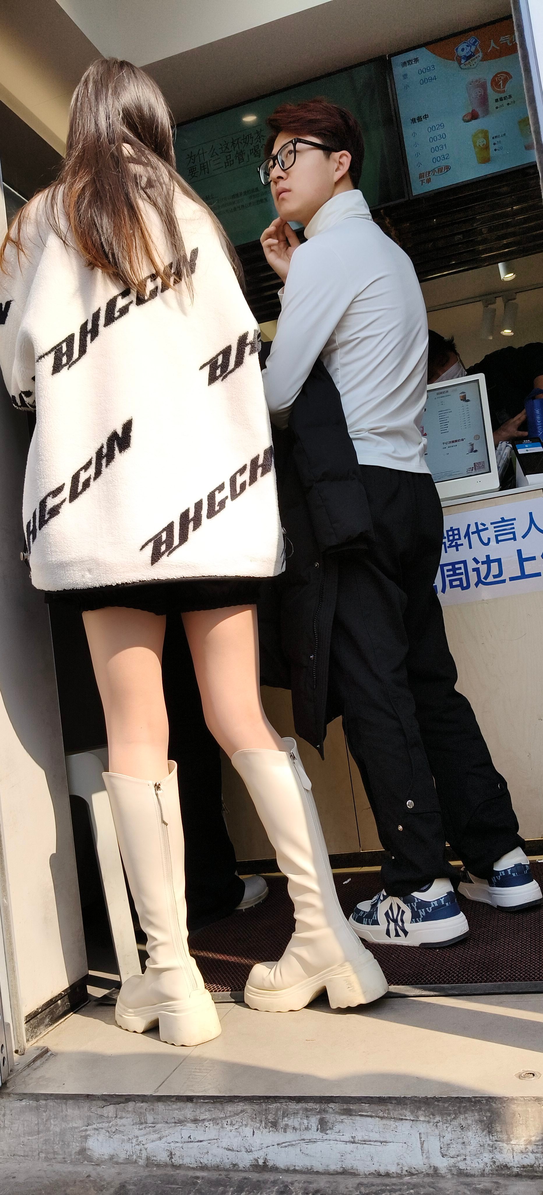 奶白色+黑色字母印花自带潮酷松弛感，毛绒材质又暖又软，冬天裹在身上既舒服又有“慵