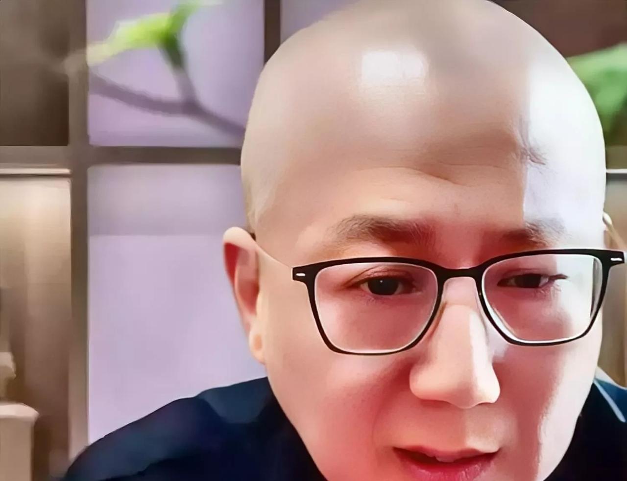 老汪又开始发表观点了，他说现在侯耀华再也没有能拿得住杨议的地方了。老汪说人家杨议
