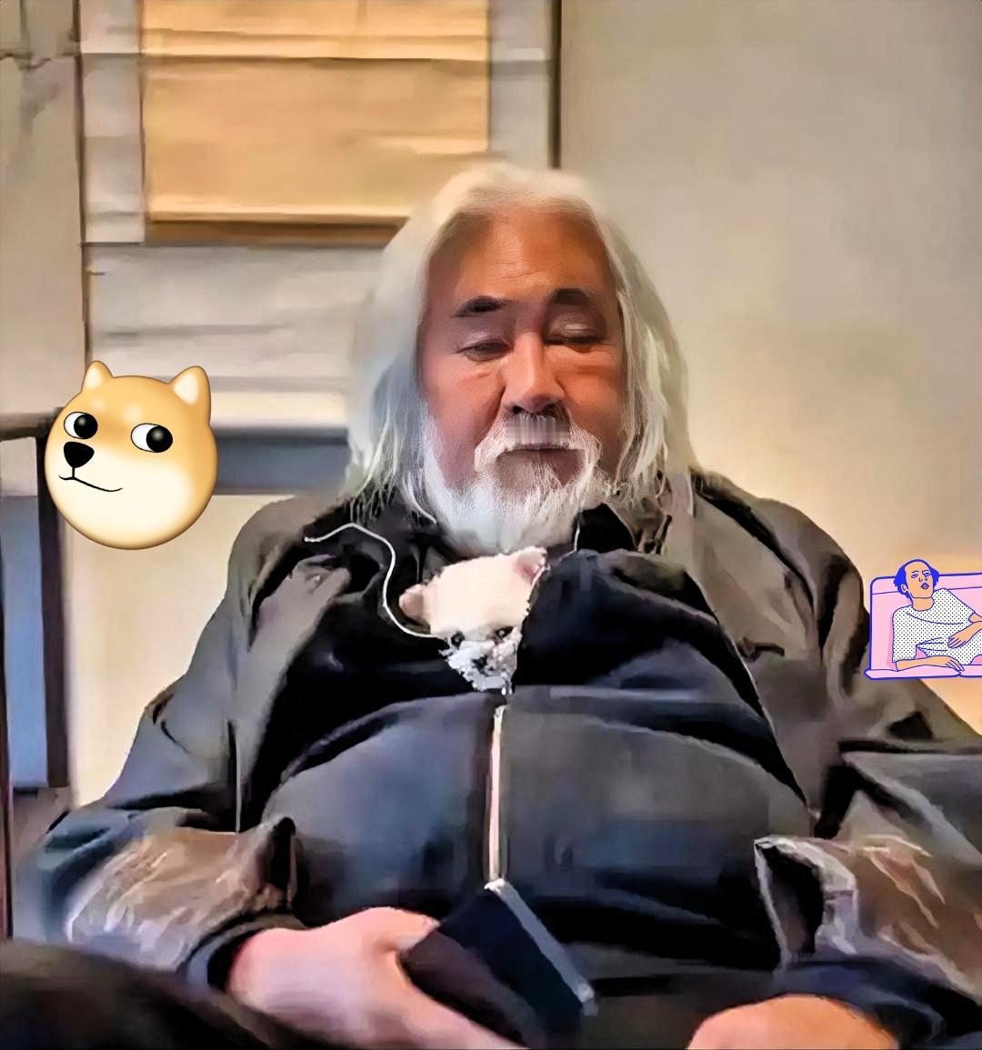 75岁的张纪中，最近又因为带娃的事儿上了热搜。看着视频里他那一头白发，再看看身边