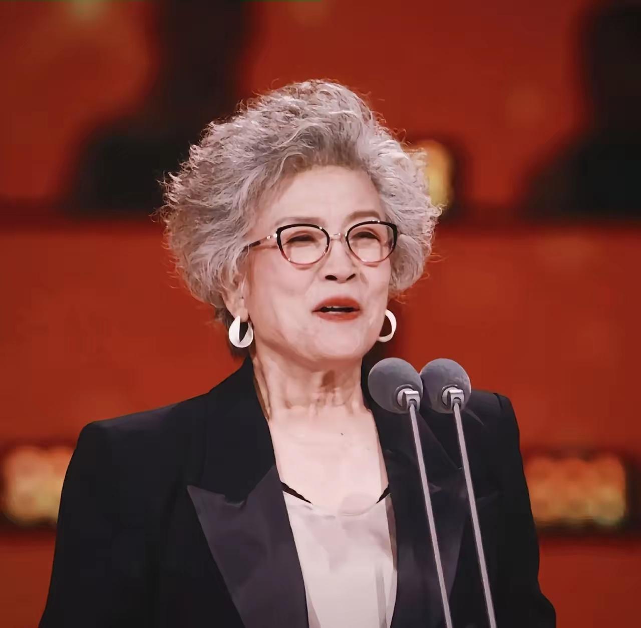 宋春丽才是漂亮老人的天花板哦，简直美出了天际，漂亮的不要不要的。看看宋春丽多