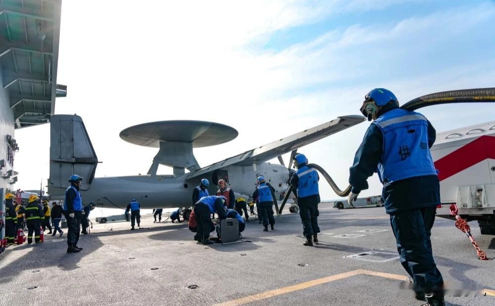 细节了！空警600，福建舰甲板起飞前准备照曝光！福建舰上，空警600这个角度