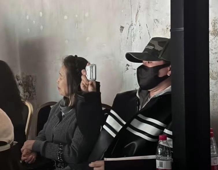 10月底的时候，易梦玲在乌镇首演话剧《诛》，胡彦斌不仅去了，还带着胡母一起去现场