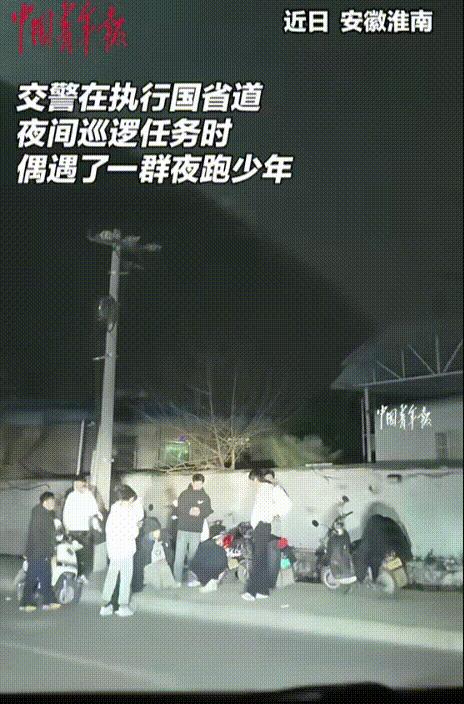 “这位交警火了”，安徽交警夜间巡逻，偶遇一群夜跑少年，他们快要参加体考，但没有专