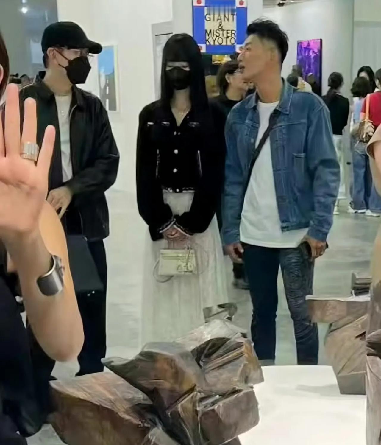 林俊杰与小21岁女友七七同框。近日，林俊杰与女友七七在新加坡电影院被网友偶遇