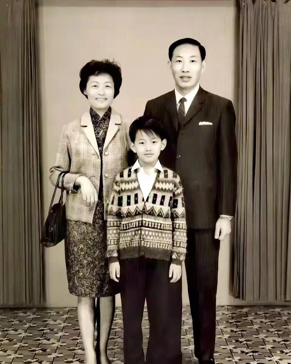 1958年出生的王家卫只在上海生活了五年随后与父母同去香港生活照片中母亲优