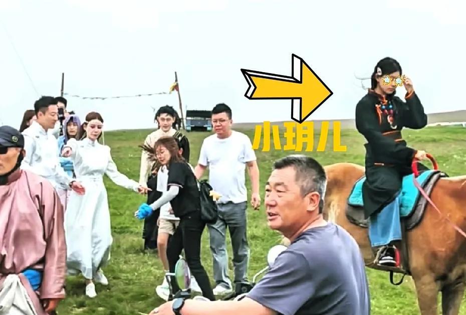 汪小菲带两个孩子骑马射箭，一直生长在南方的孩子，第一次到大草原，真不容易！小玥儿