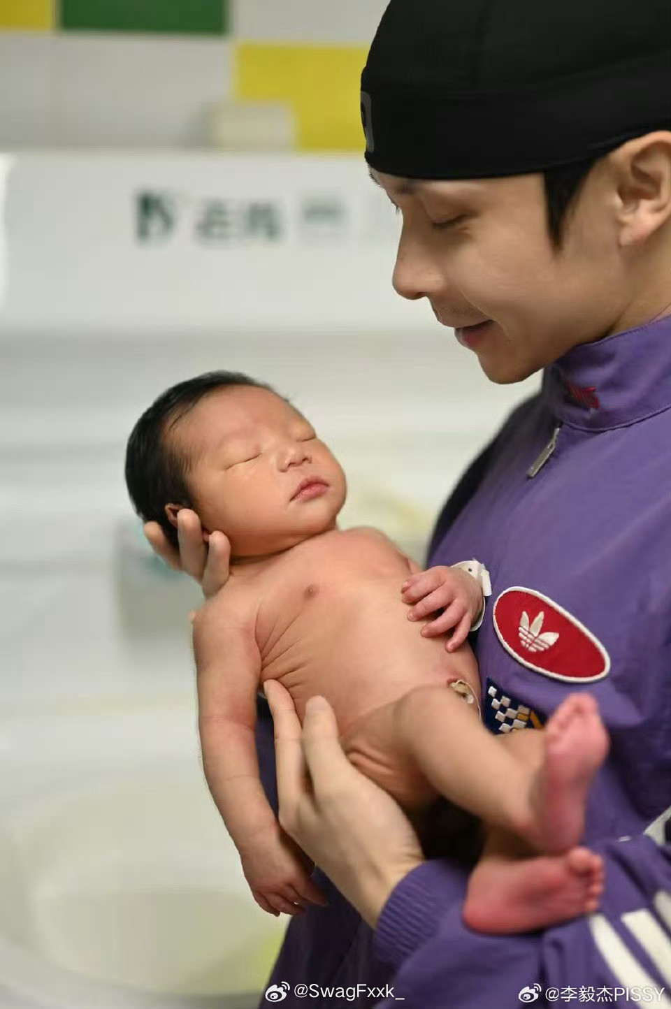 小李Pissy晒出带娃日常！这么小就给孩子戴上泳帽了小李pissy