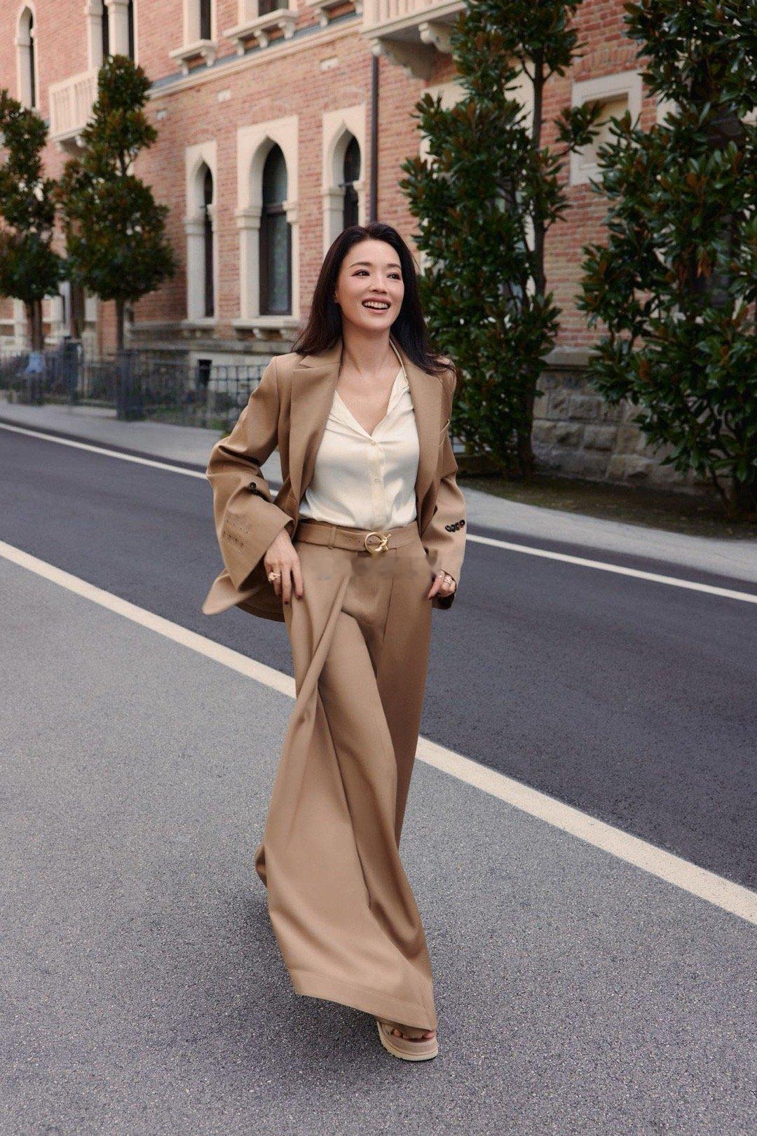 演员、导演，舒淇的驼色西装造型来喽！很温暖知性又有才华的大美女！舒淇驼色西装造型