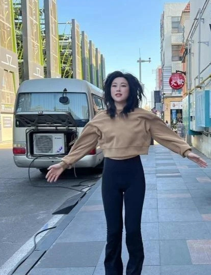 朱珠真有勇气！无惧形象在街头做产后锻炼，头发凌乱也很美