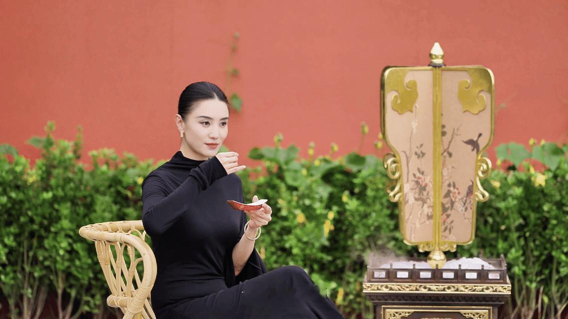 宋佳这股劲儿太可了！利落造型透着大气美，聊起演戏时眼里的光藏不住。始终对得起作品