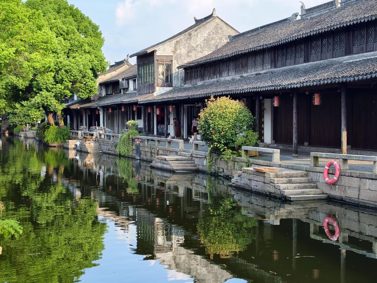 水会吸走人的精气，所以在海边待久了就容易累，这其实是身体在排浊气，连带着负面情绪