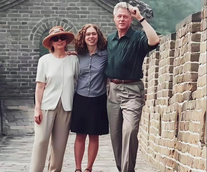 那年，美国总统克林顿带着老婆、女儿来到了北京，登上了长城。这么看，是多么美好的一