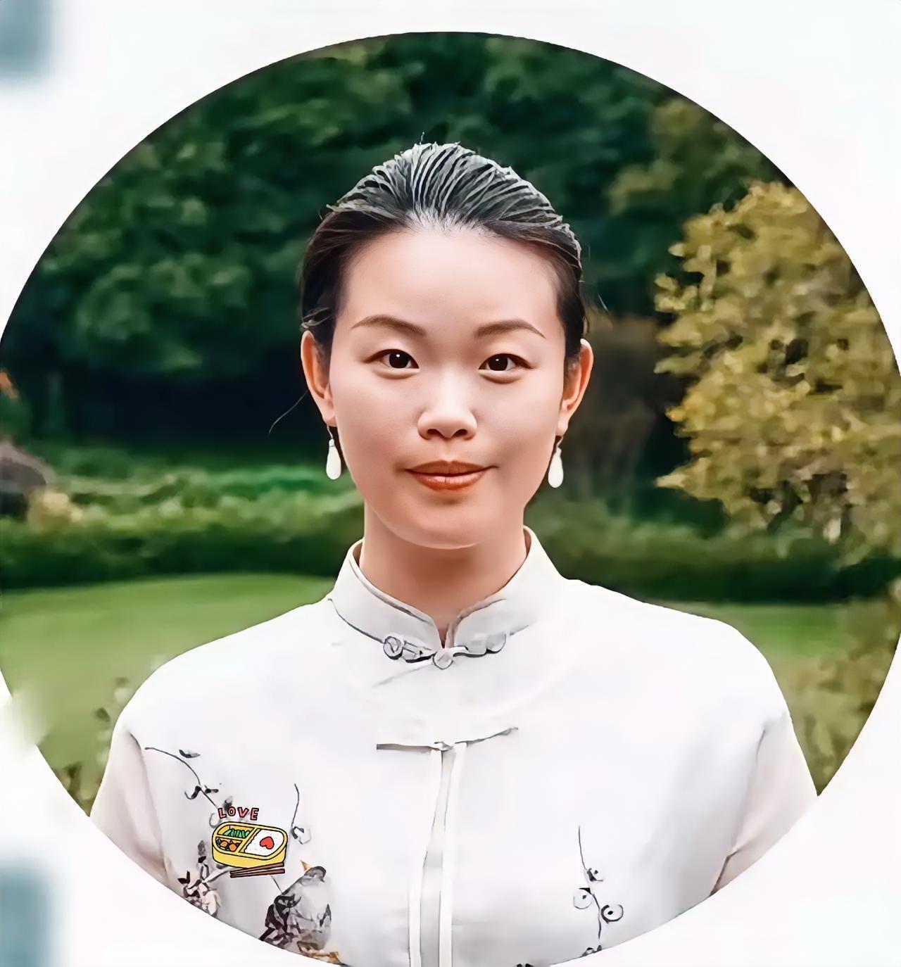 南京博物院这桩丑闻，看得我脊背阵阵发凉。​徐莺，本行是研究病毒的生物学者，