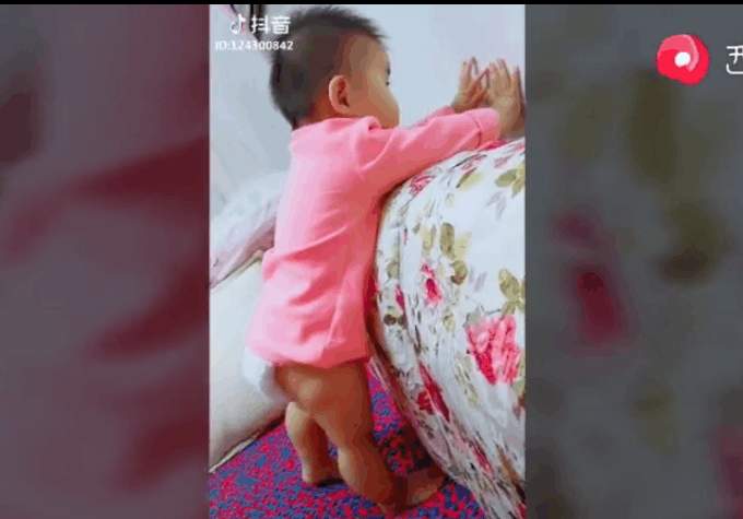 实拍: 宝宝被奶奶打屁股, 爸爸回来后向爸爸告状, 宝宝: 就是这么打的