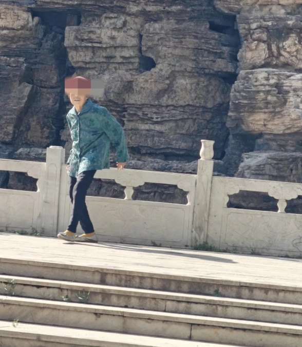 我和婆婆的第一次矛盾。我和老公刚结婚不到一个月，我23岁，老公25岁，婆婆44