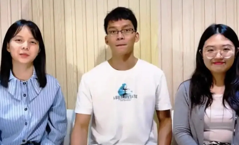 唐尚珺和两位同校女生合伙开直播，他坦言长时间复读已经显现出负面效果。他已经明白