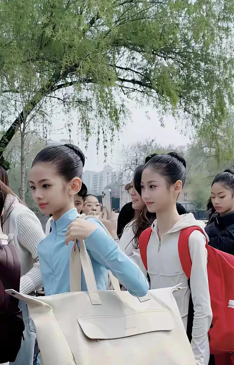 美女站在人群中，真如鹤立鸡群，这些准备考北戏的舞蹈生，五官十分清秀，扎着丸子头，
