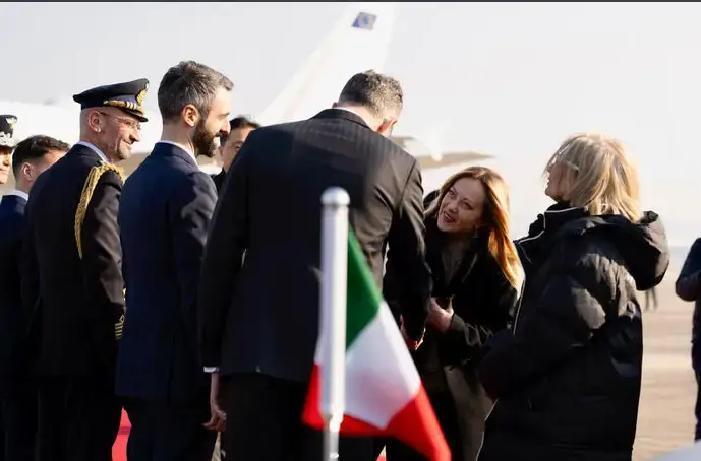 梅洛尼这次到韩国，落地后先去首尔国立墓地，这一步很可能踩在李在明的敏感线上。