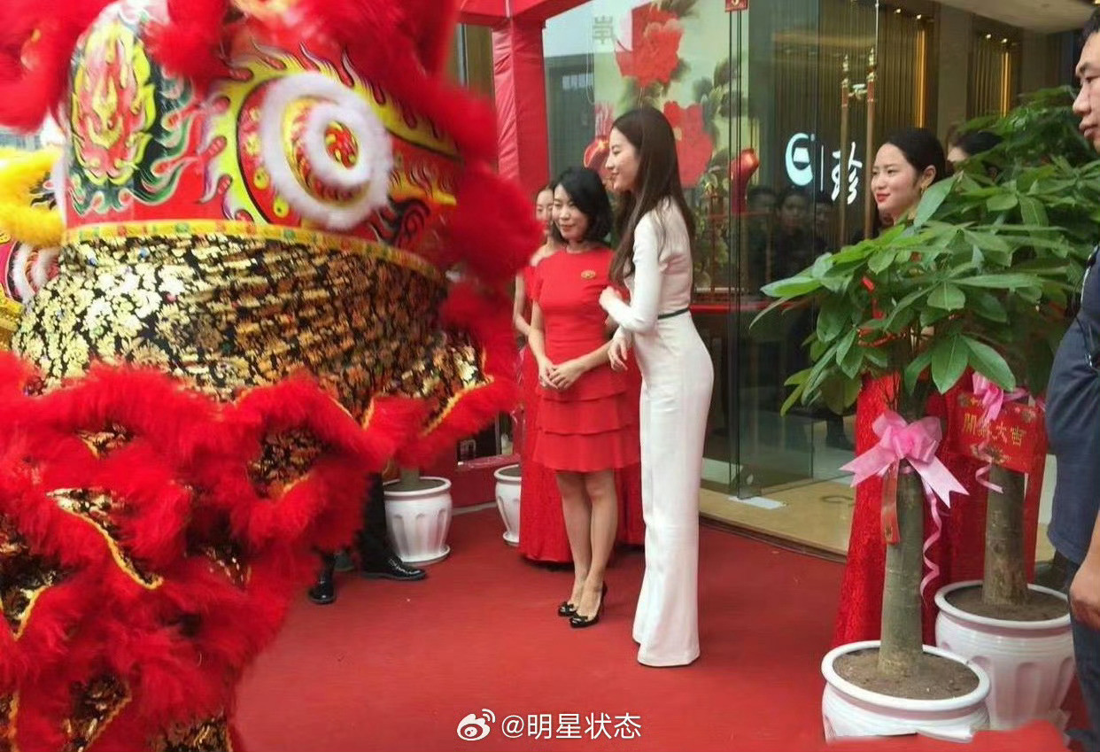 刘亦菲竟然出现在小县城某商城，腰臀好顶啊[滑稽笑]​​​
