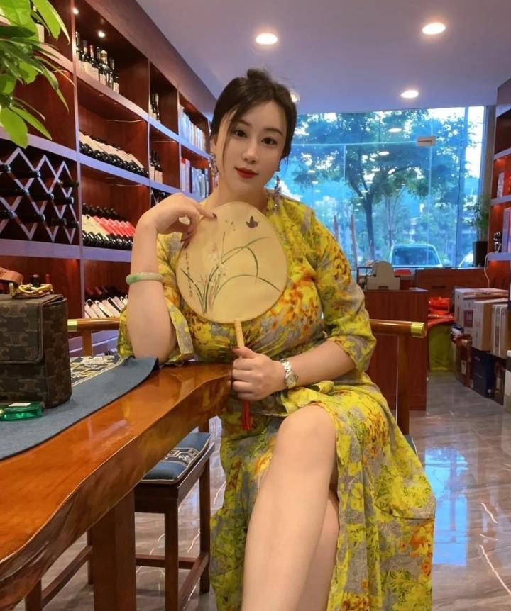 老板欠我十几万工资跑路了，找到他家，未曾想老板娘端坐在那里说：“老板不在，我也没