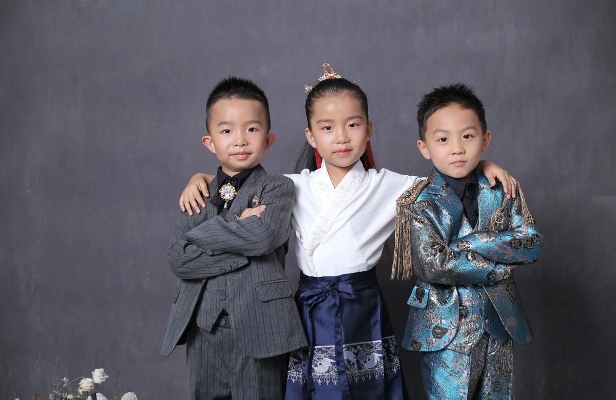 这三个百年前的孩子的身份极为特殊。他们是兄妹三人。两个哥哥，身穿米色西装外套、白