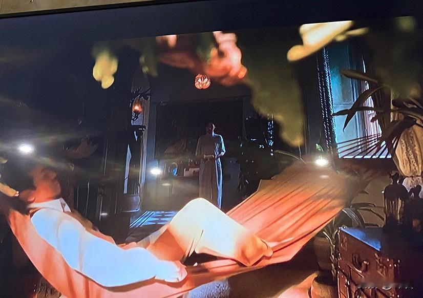 八千里路云和月里，这张吊床就是田家泰的避风港。白天他是戴着面具，周旋各方