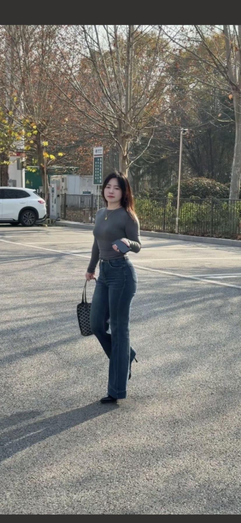 秋日穿搭指南：灰色毛衣+牛仔裤，简约又时尚！