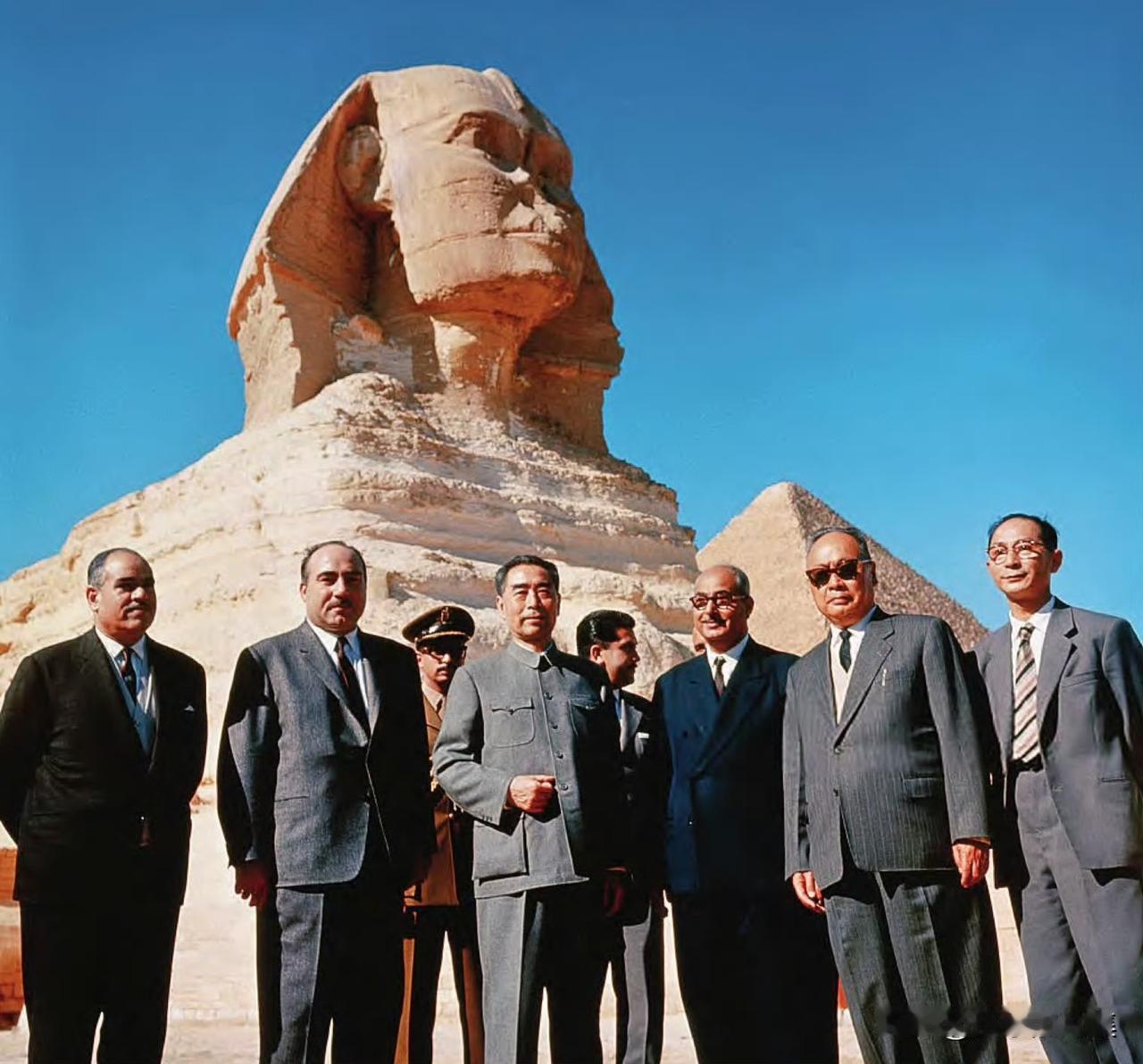 1963年12月，周恩来总理和陈毅元帅等参观金字塔和狮身人面像。访问中，周恩来非