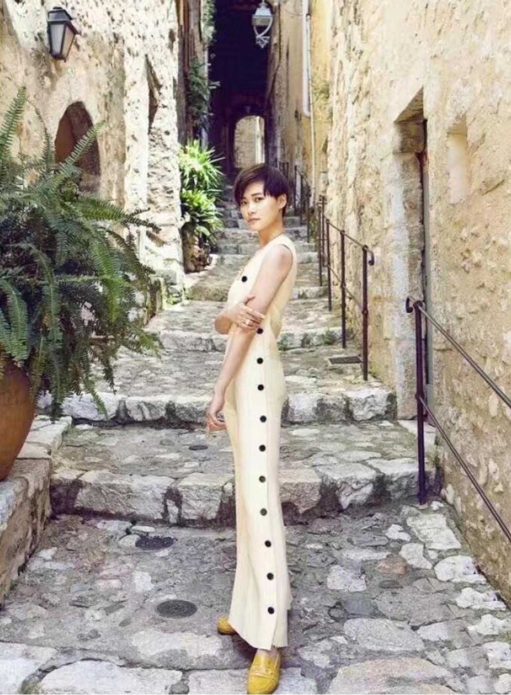 李宇春，这张也太女人了。